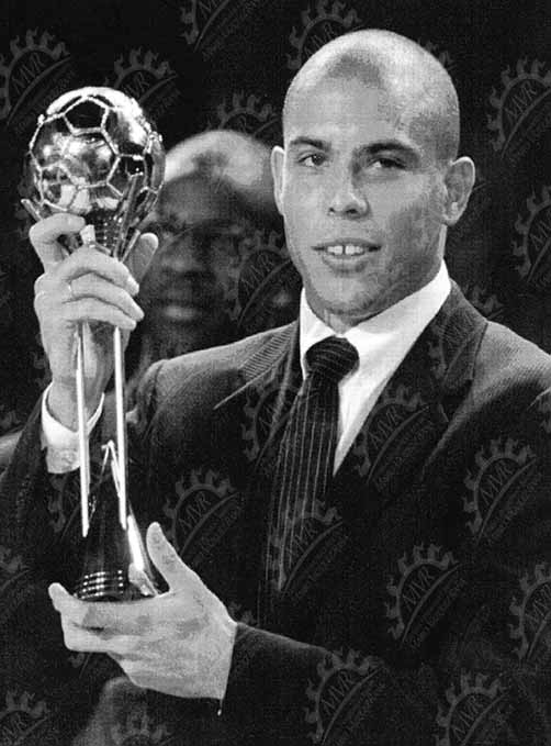 Ronaldo Nazario con trofeo